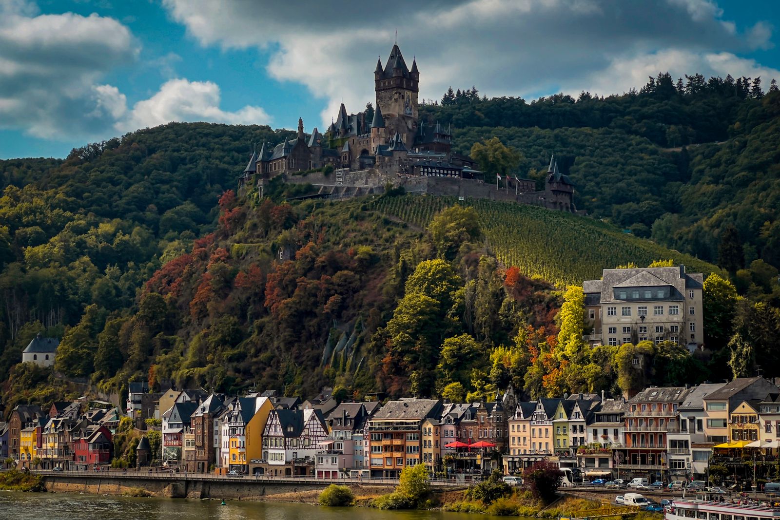 Stiftung gründen in Rheinland-Pfalz: Wie viel Kapital erwartet die Praxis, und welche Behörde entscheidet?